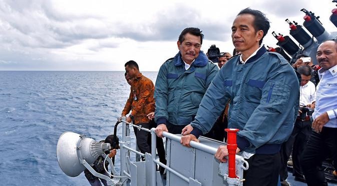 Indonesia nâng cấp căn cứ quân sự tại quần đảo bị Trung Quốc quấy rối - 1 Tổng thống Indonesia Widodo (phải) lên chiến hạm cùng các thành viên nội các thị sát quần đảo Natuna. (Ảnh: Setpres)