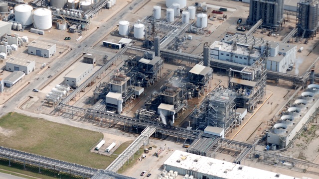 Những khoản đền bù "khủng" vì sai phạm của Formosa - 1 Nhà máy hóa dầu của Formosa tại Texas, Mỹ trong một vụ hỏa hoạn khiến nhiều người bị thương. (Ảnh: LA Times)