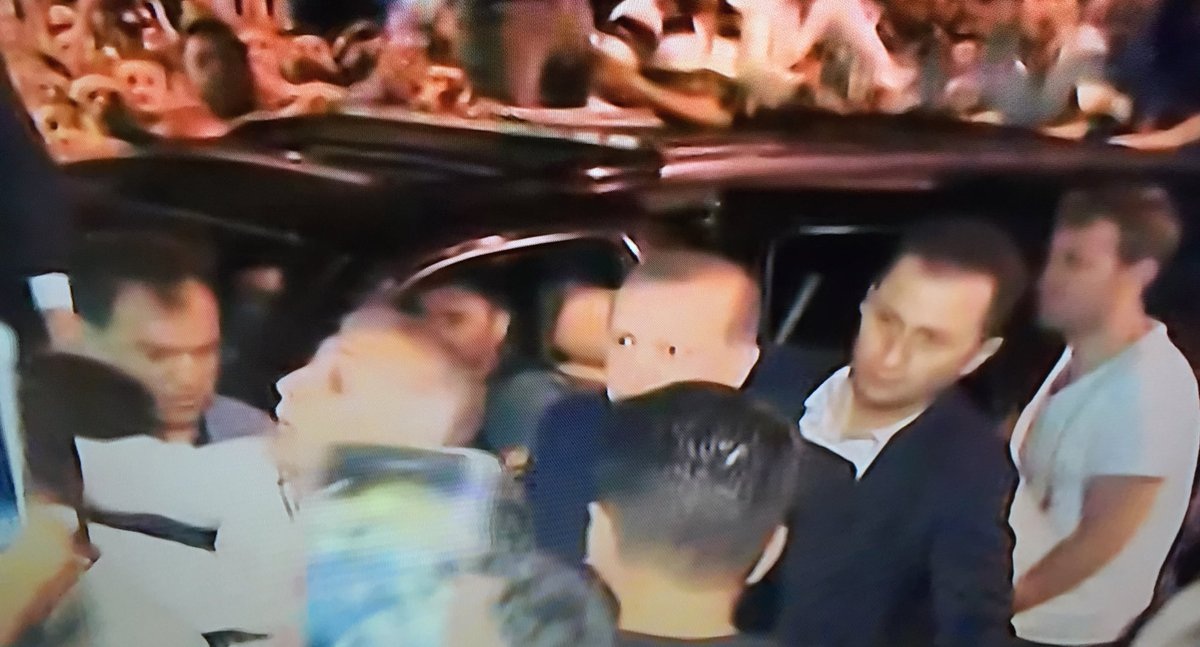 Tổng thống Thổ Nhĩ Kỳ xuất hiện trước công chúng sau âm mưu đảo chính - 1 Tổng thống Erdogan đến Istanbul trong vòng vây an ninh và người ủng hộ. (Ảnh: AA)