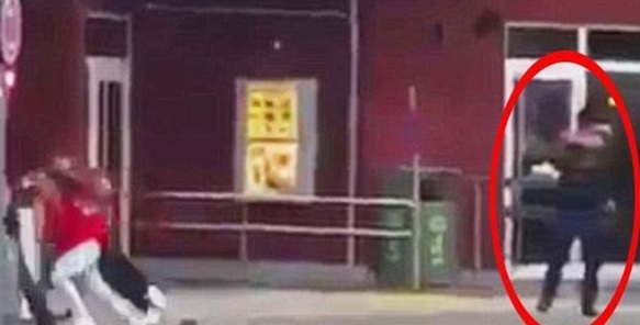 Đức: Nghi phạm xả súng hô khẩu hiệu Hồi giáo khi nã đạn - 1 Nghi phạm mặc đồ đen, xả súng vào bất kỳ ai xung quanh tại một nhà hàng McDonald ở Munich. (Ảnh: DM)