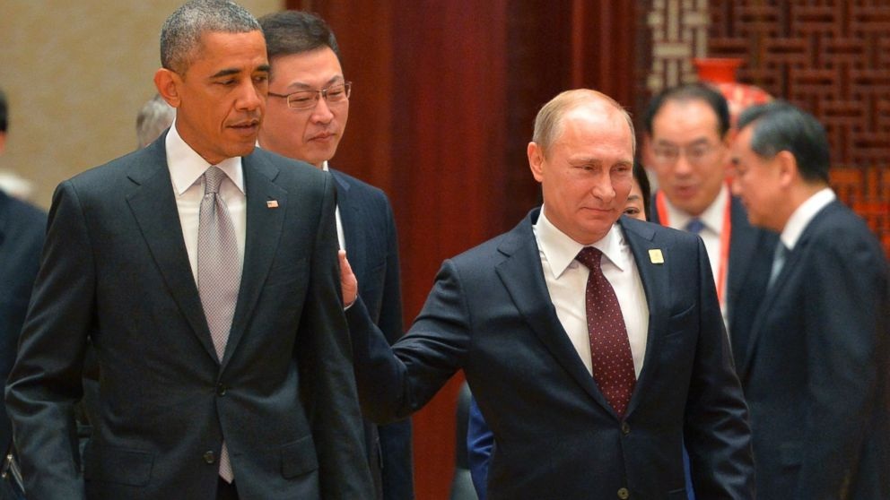 New York Times: Mỹ đang “hoảng” vì những bước đi của ông Putin - 1 Tổng thống Mỹ Obama (trái) gặp gỡ Tổng thống Nga Putin tại một hội nghị ở Bắc Kinh. (Ảnh: AP)