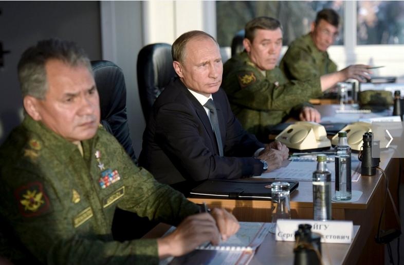 Tổng thống Nga Putin làm việc với quân đội (ảnh: Newsweek)