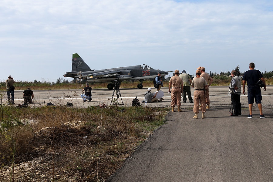 Các phóng viên quốc tế tận mắt chứng kiến các máy bay chiến đấu Nga đang chuẩn bị các sứ mệnh không kích nhắm vào lực lượng Hồi giáo tự xưng (IS) tại Syria (Ảnh: Sputnik)