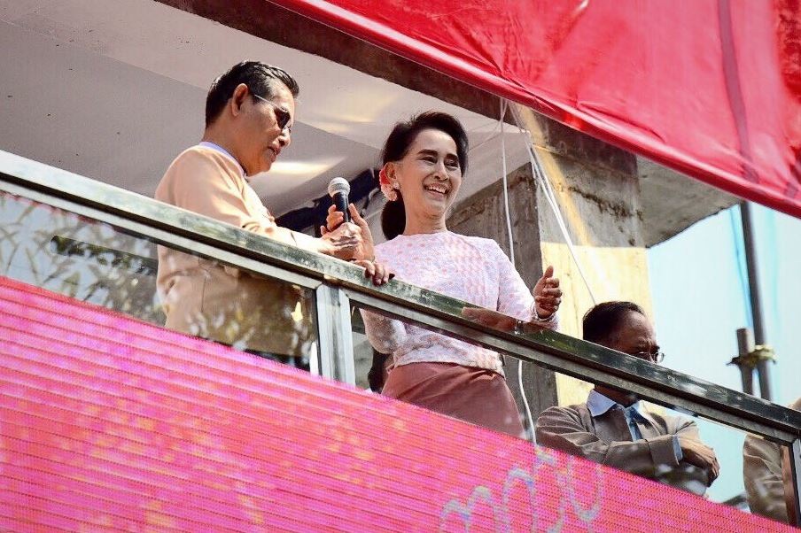 Đảng của bà Aung San Suu Kyi ăn mừng kết quả bầu cử sơ bộ - 2
Vào sáng qua 9/11 tại Yangon, bà Suu Kyi đã có bài phát biểu ngắn trước hàng trăm người đang tụ tập trước trụ sở đảng NLD để ăn mừng. Bà Suu Kyi nhấn mạnh: Thắng không kiêu, bại không nản. Đảng NLD sau đó cũng xác nhận tại thời điểm đó đảng này đang trong quá trình giành hơn 70% số ghế trong cuốc hội, vượt tỷ lệ tối thiểu 67% theo yêu cầu để lập ra chính phủ Myanmar mới (Ảnh: AP)