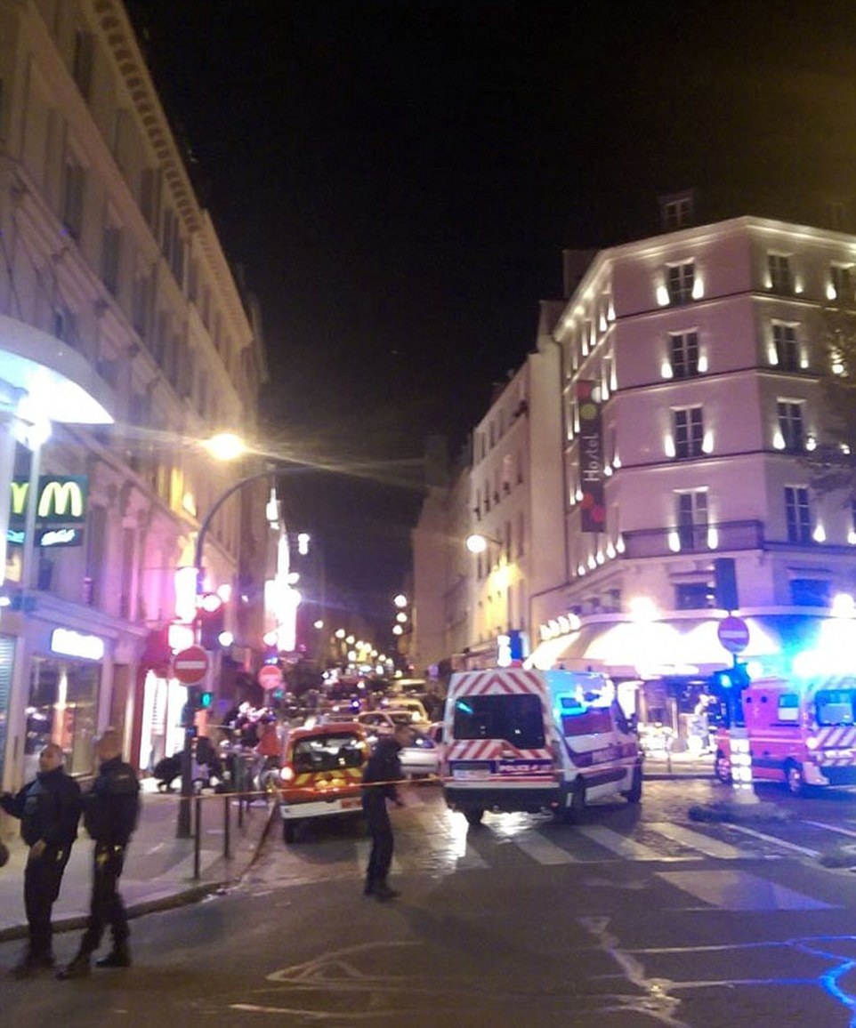 Hiện trường các vụ tấn công đẫm máu tại Paris, hơn 140 người chết - 9 Đường phố Paris náo loạn vì xả súng khủng bố (Ảnh: DailyMail)
