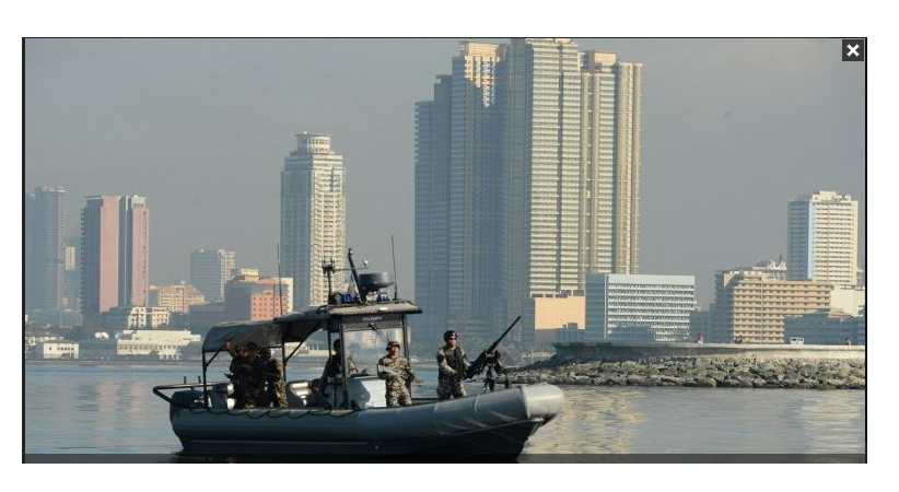 Philippines thắt chặt an ninh cho APEC sau vụ tấn công khủng bố Paris - 1 Các nhân viên an ninh Philippines đang tuần tra trên Vịnh Manila, gần Trung tâm Hội nghị thượng đỉnh APEC (Ảnh: AFP)