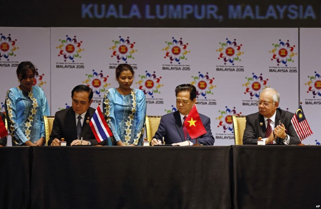 Cộng đồng ASEAN: Tiếng nói mạnh mẽ hơn đối với các vấn đề khu vực - 1 Thủ tướng Nguyễn Tấn Dũng cùng lãnh đạo các nước ASEAN ký Tuyên bố thành lập Cộng đồng ASEAN tại thủ đô Kuala Lumpur, Malaysia ngày 22/11 (Ảnh: AP)