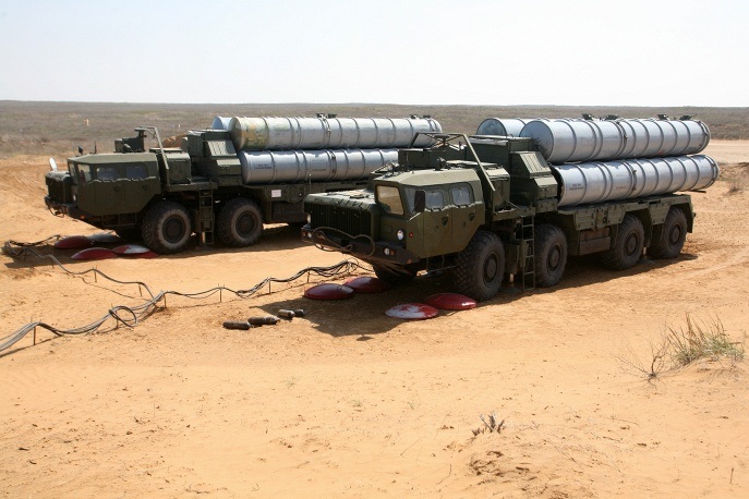 Nga ngạc nhiên khi Mỹ phản ứng chuyện triển khai S-400 tới Syria - 1 Nga triển khai hệ thống phòng không S-400 tới Syria (Ảnh: TASS)