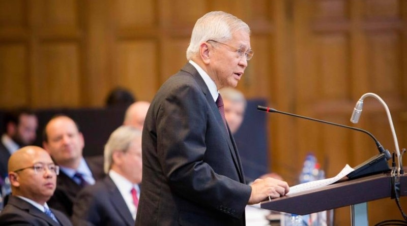 Phải ngăn chặn Trung Quốc biến "đường 9 đoạn" thành "Bức tường Berlin trên biển" - 1 Ngoại trưởng Philippines Albert del Rosario trình bày luận chứng trong vụ kiện Trung Quốc về Biển Đông (Ảnh: Update.ph)