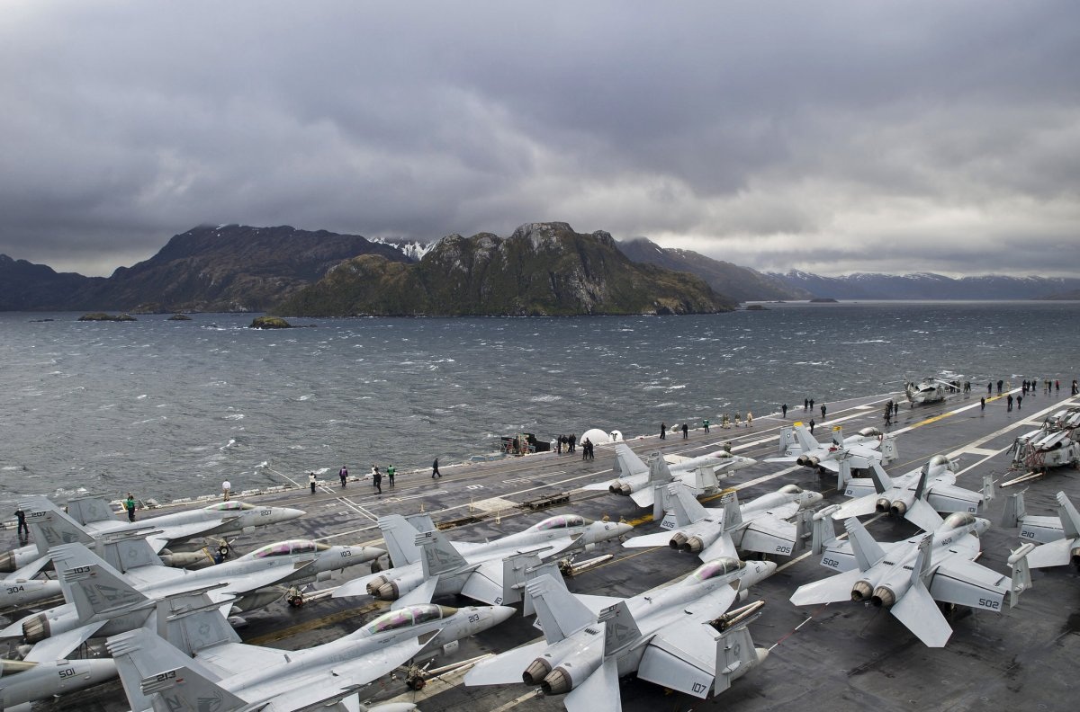 Những bức ảnh ấn tượng nhất của quân đội Mỹ (Kỳ 1) - 16 Tàu sân bay USS George Washington vượt qua eo biển Magellan ngày 1/11. (Ảnh: Hải quân Mỹ)