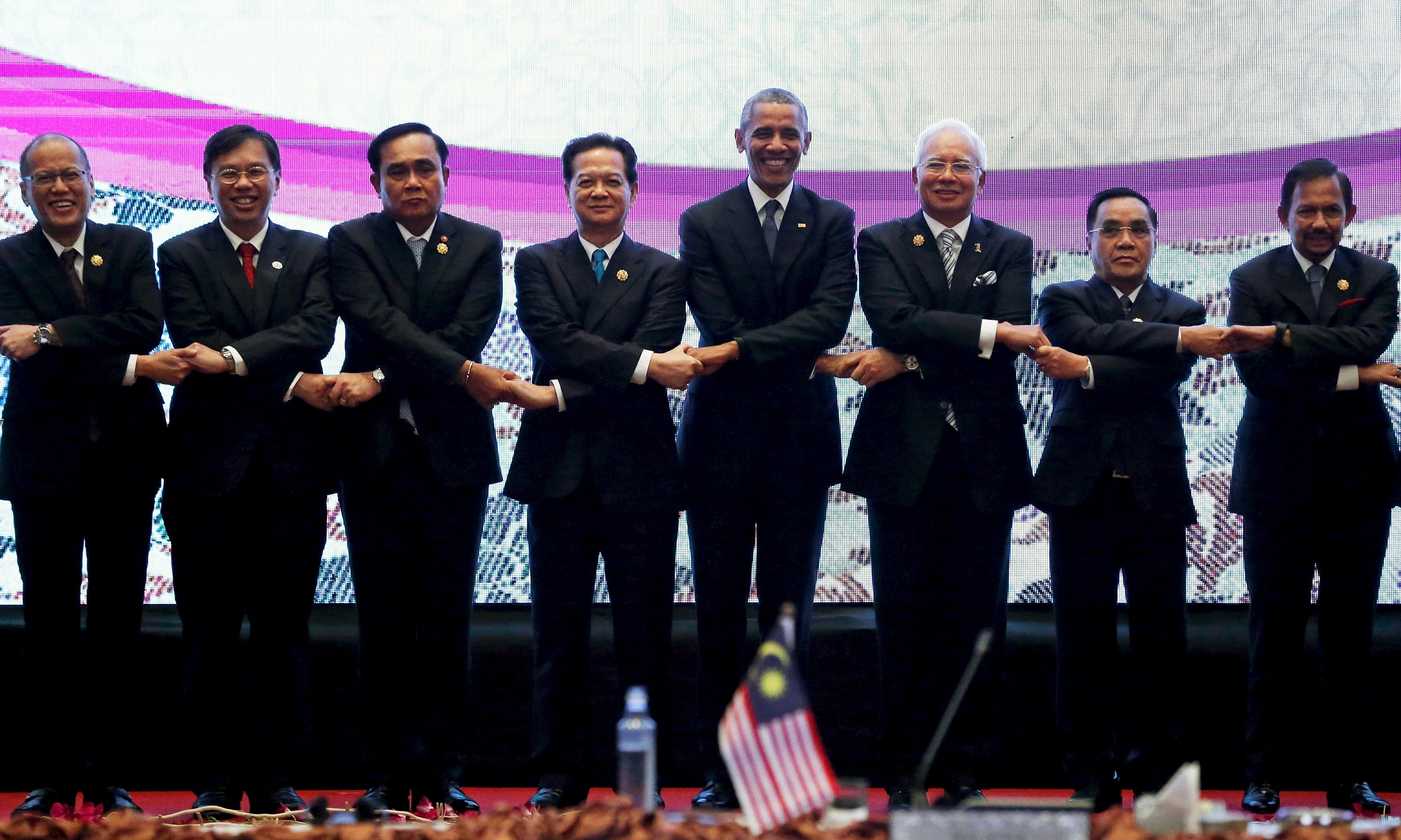 Mỹ ấn định lịch họp thượng đỉnh với lãnh đạo ASEAN - 1
Tổng thống Mỹ Barack Obama cùng lãnh đạo các nước ASEAN tại Kuala Lumpur, Malaysia tháng trước (Ảnh: www.abs-cbnnews.com)