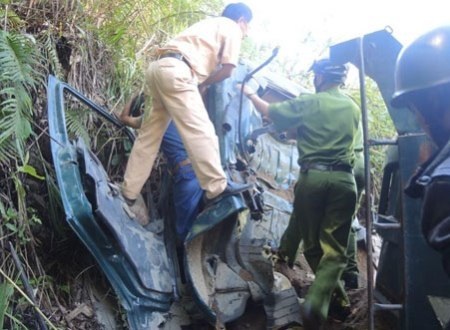 luc-luong-cong-an-no-luc-dua-tai-xe-ra-khoi-cabin-bep-dum-nhu-the-nay-f583a luc-luong-cong-an-no-luc-dua-tai-xe-ra-khoi-cabin-bep-dum-nhu-the-nay-f583a