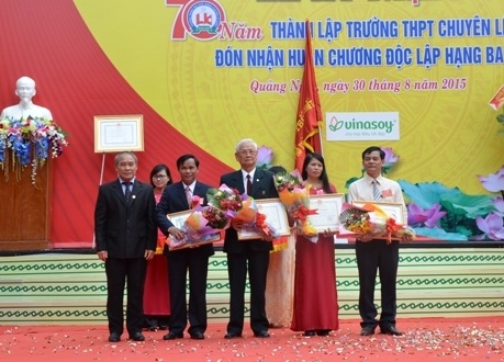 thu-truong-bo-gd-dt-nguyen-vinh-hien-tang-bang-khen-den-1-tap-the-va-3-ca-nhan-xuat-sac-nha-truong-1440983135997 thu-truong-bo-gd-dt-nguyen-vinh-hien-tang-bang-khen-den-1-tap-the-va-3-ca-nhan-xuat-sac-nha-truong-1440983135997
