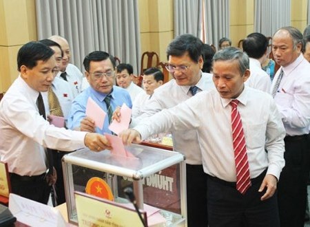 Bổ nhiệm mới Chủ tịch UBND, HĐND tỉnh Quảng Ngãi - 1 Các đại biểu bỏ phiếu bầu 2 chức danh chủ chốt của tỉnh Quảng Ngãi