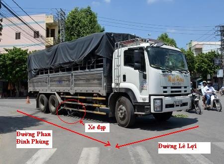 Hiện trường xe tải cuốn xe đạp dưới ngầm ở bánh phía sau