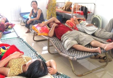 Quảng Ngãi: Dịch sốt xuất huyết bùng phát gấp 8 lần - 1 Các đơn vị y tế quá tải khi dịch sốt xuất huyết bùng phát
