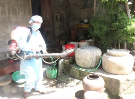 Quảng Ngãi: Dịch sốt xuất huyết bùng phát gấp 8 lần - 2 Ngành y tế tăng cường phun hóa chất chống côn trùng, lăng quăng và muỗi sinh sản rộng khắp