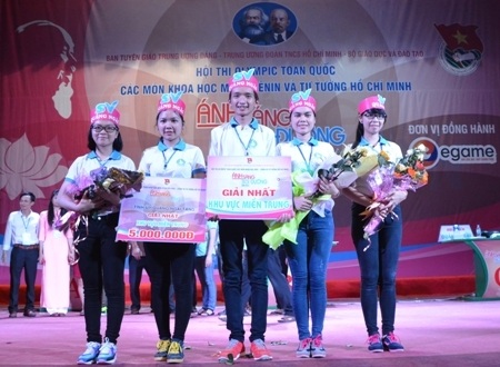 Thủ khoa khối C cao điểm nhất nước tiếp tục đạt thành tích giỏi - 2 Sinh viên Nguyễn Thị Bích Phượng (thứ 2 từ bên phải sang) góp sức giúp đội tuyển đoạt giải Nhất khu vực miền Trung
