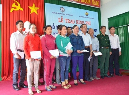 Hỗ trợ kịp thời gia đình ngư dân bị nạn trên biển để mua sắm ngư lưới cụ tiếp tục vươn khơi bám biển