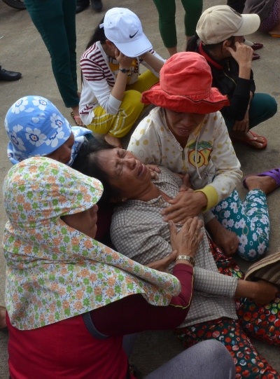 
Vợ ngư dân Bảy khóc và ngất lịm bên thi thể chồng
