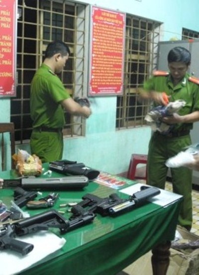Bắt xe khách vận chuyển vũ khí nguy hiểm - 1 Số lượng lớn vũ khí được phát hiện trên xe khách (Ảnh do CA cung cấp)