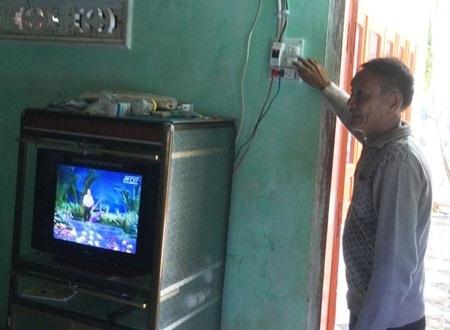 Điện về xã đảo tiền tiêu trong kỳ Đại hội lần thứ XII của Đảng - 2 Người dân xã đảo hạnh phúc khi có điện đến tận nhà.