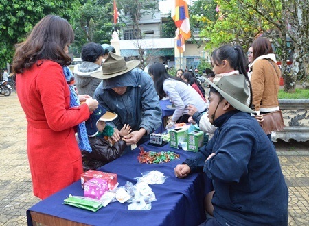 
Sau khi hái lộc tương ứng với số trong phong bì đỏ, người hái lộc nhận quà tại các bàn được chùa bố trí sẵn.
