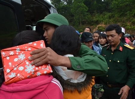 Giây phút bịn rịn với vợ và em gái.