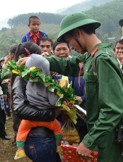 Giây phút chia tay đầy xúc động của gia đình tân binh.