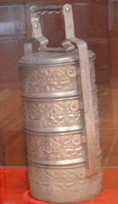 
Chiếc cặp lồng được ông sử dụng khi đi công tác.
