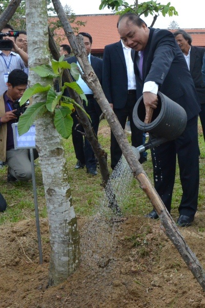 
Lãnh đạo Đảng, Nhà nước trồng cây lưu niệm tại Khu lưu niệm Thủ tướng Phạm Văn Đồng.
