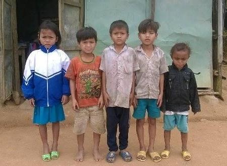 Gieo chữ giữa... đỉnh trời - 11 Thương lắm cảnh trẻ em đến lớp với chiếc áo mỏng không đủ che sương lạnh trên đỉnh núi cao nơi đây.