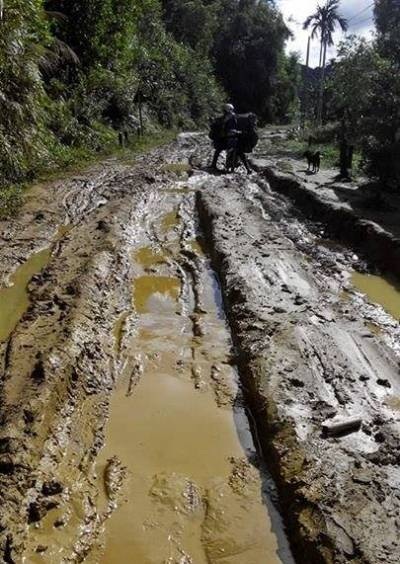 Gieo chữ giữa... đỉnh trời - 1 Vượt đoạn đường lầy lội và đá chông chênh lên đỉnh núi Trà Cương.