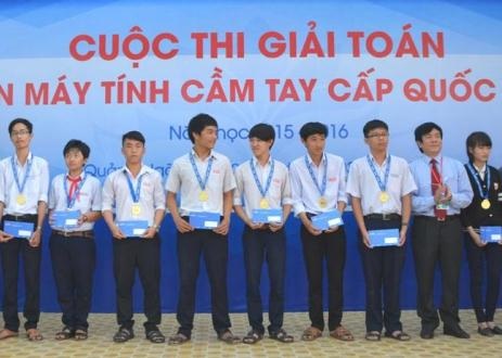 
Trao giải đến thí sinh đạt thành tích tại cuộc thi Giải toán trên máy tính cầm tay.
