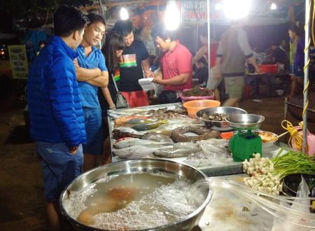 Chợ đêm hải sản ấm lòng nơi quê hương Hải đội Hoàng Sa - 2 Du khách chọn hải sản tươi sống tại chợ đêm.