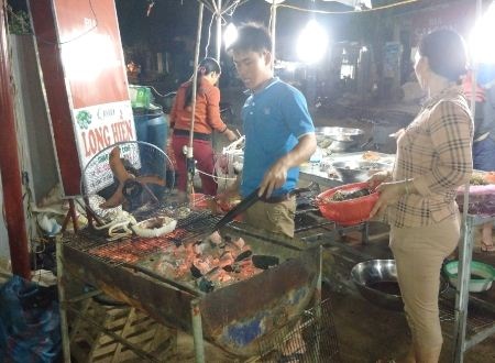 Chợ đêm hải sản ấm lòng nơi quê hương Hải đội Hoàng Sa - 5 Hầu hết các loại hải sản đều chế biến bằng cách nướng với muối ớt.