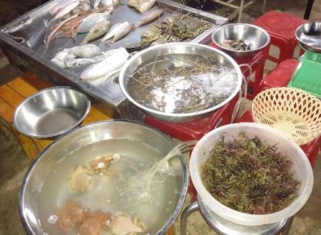 Chợ đêm hải sản ấm lòng nơi quê hương Hải đội Hoàng Sa - 3 Nhiều loại hải sản tươi sống luôn thu hút du khách đến từ tứ phương.