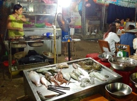 Chợ đêm hải sản ấm lòng nơi quê hương Hải đội Hoàng Sa - 4 Từng loại hải sản sẵn sàng phục vụ du khách bên bếp lửa than hồng.