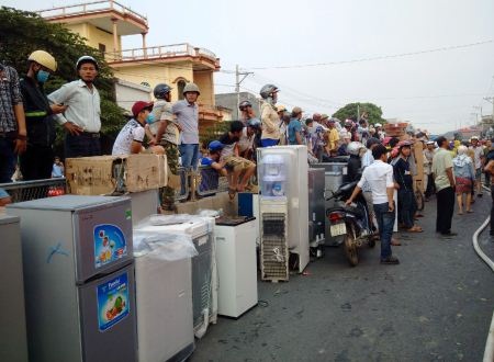Cháy tòa nhà cao tầng đang xây, giao thông kẹt cứng - 14 Hàng điện máy nằm ngổn ngang trên Quốc lộ 1A.