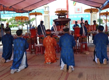 Nhắc nhở con cháu hùng binh kế tục sự nghiệp bảo vệ Hoàng Sa - 4 Các bô lão thực hiện nghi thức cúng tế.