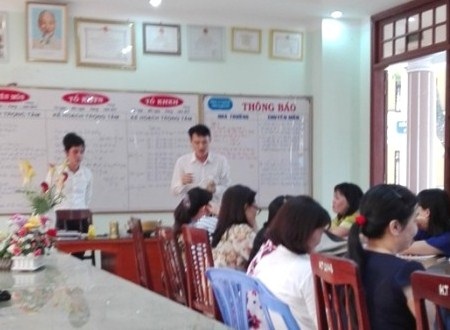 Nồi, xoong, chảo... “nhảy múa” trong cuộc họp hội đồng sư phạm - 1 Hai nhân viên Công ty Tân Á chuẩn bị chào hàng khi thầy cô giáo đã có mặt đông đủ (Ảnh do GV cung cấp).