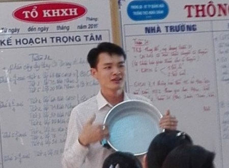 Nồi, xoong, chảo... “nhảy múa” trong cuộc họp hội đồng sư phạm - 2 Nồi, xoong, chảo làm náo loạn cuộc họp hội đồng sư phạm giáo dục (Ảnh do GV cung cấp).