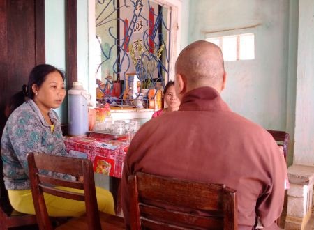 Sư thầy Thông Pháp đến chia sẻ nỗi đau và thông tin về lễ cầu siêu cho gia đình có 9 học sinh chết đuối.