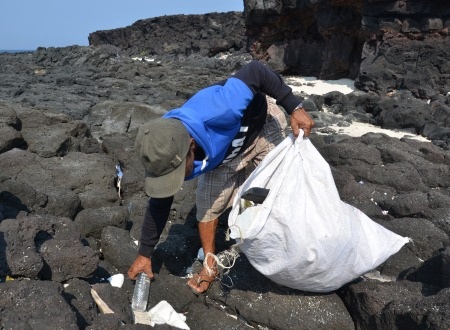 
Hai người đàn ông lặng lẽ giữ sạch đảo Bé.
