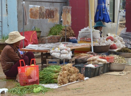 Chợ bán tỏi Lý Sơn vắng khách mua bởi giá quá cao.