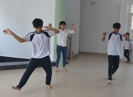 Ngoài học tập văn hóa, trẻ khuyết tật ở trung tâm còn hào hứng tham gia văn nghệ.