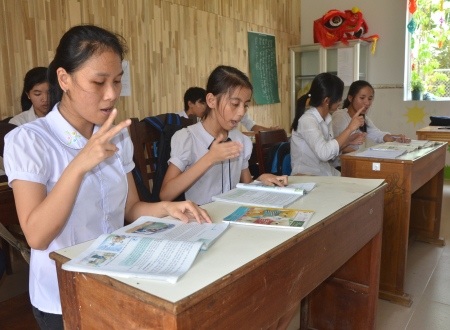 
Học sinh khuyết tập tập đọc bằng ngôn ngữ tay.
