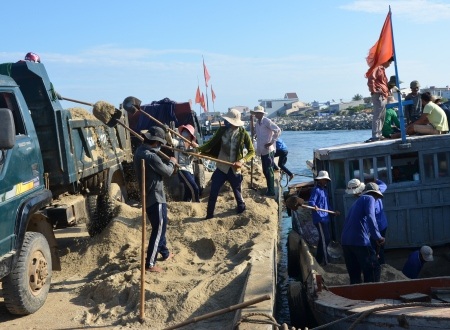 Xây nhà ở đảo Lý Sơn "đắt đỏ" hơn đất liền 40% - 3 Để vận chuyển vật liệu đến chân công trình, nhà đầu tư gánh thêm phí bốc lên tàu, vận chuyển trên biển, bốc hàng xuống tàu, đưa hàng lên phương tiện vận chuyển về công trình.