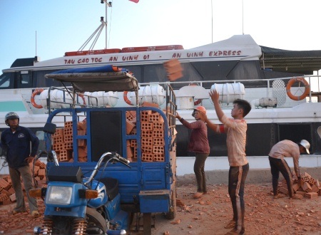 Xây nhà ở đảo Lý Sơn "đắt đỏ" hơn đất liền 40% - 4
Dịch vụ bốc hàng và vận chuyển vật liệu ngày càng rộ lên theo các công trình Nhà nước.