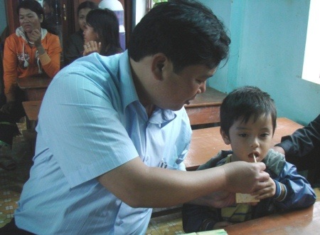 
Ông Bùi Đức Thọ  - Giám đốc Quỹ Bảo trợ Trẻ em tỉnh Quảng Ngãi trong buổi thăm và tặng quà trẻ em đặc biệt khó khăn.

